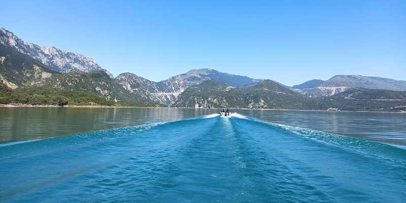Βαρκάδα με ξενάγηση στη Λίμνη Κρεμαστών.